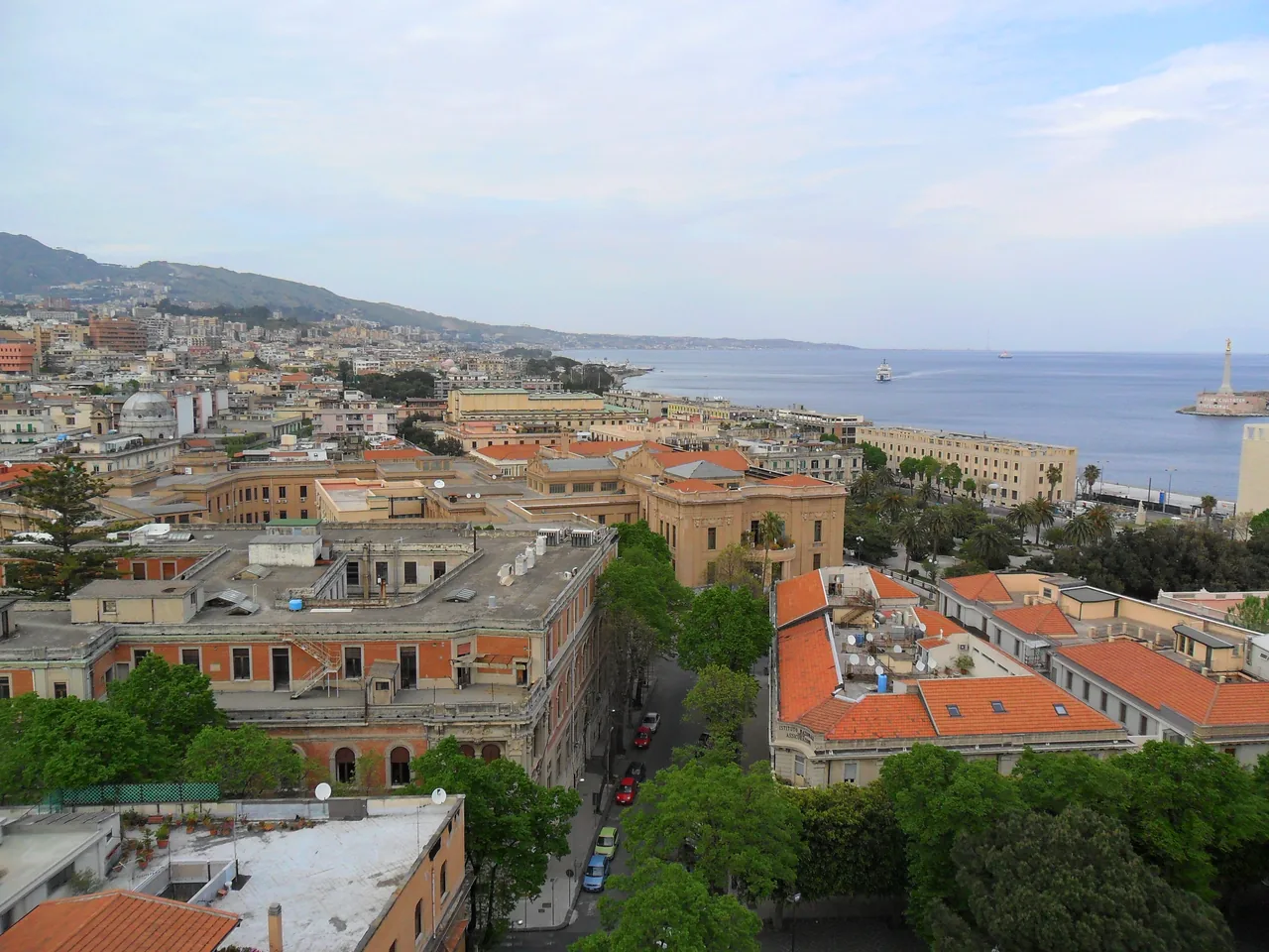 面向海峡的 Messina 港口